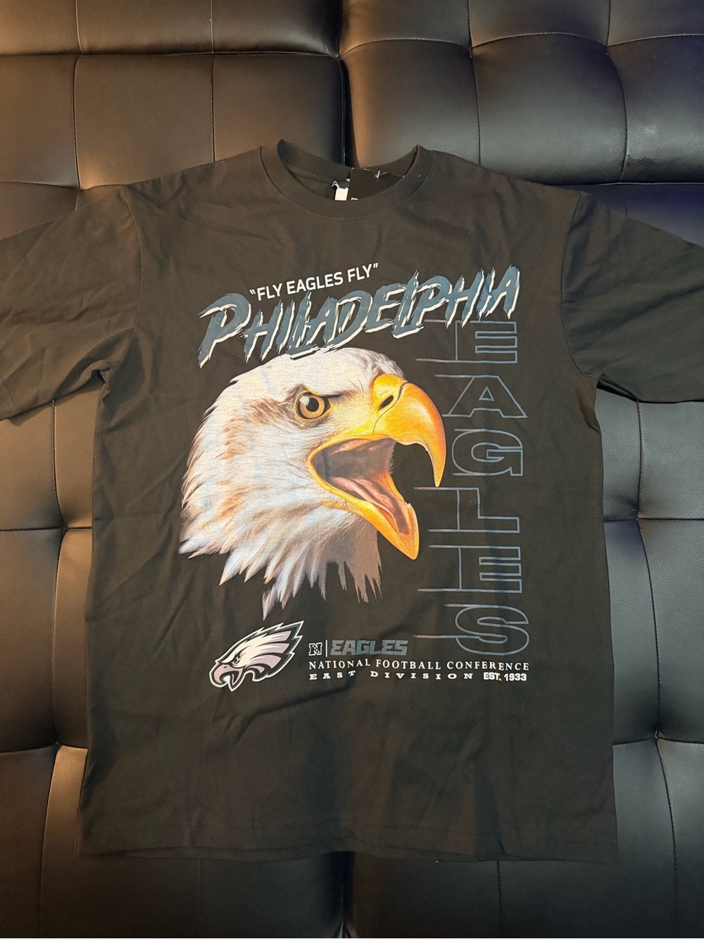New Era Philadelphia Eagles "Fly Eagles Fly" Graphic T-Shirt Size S